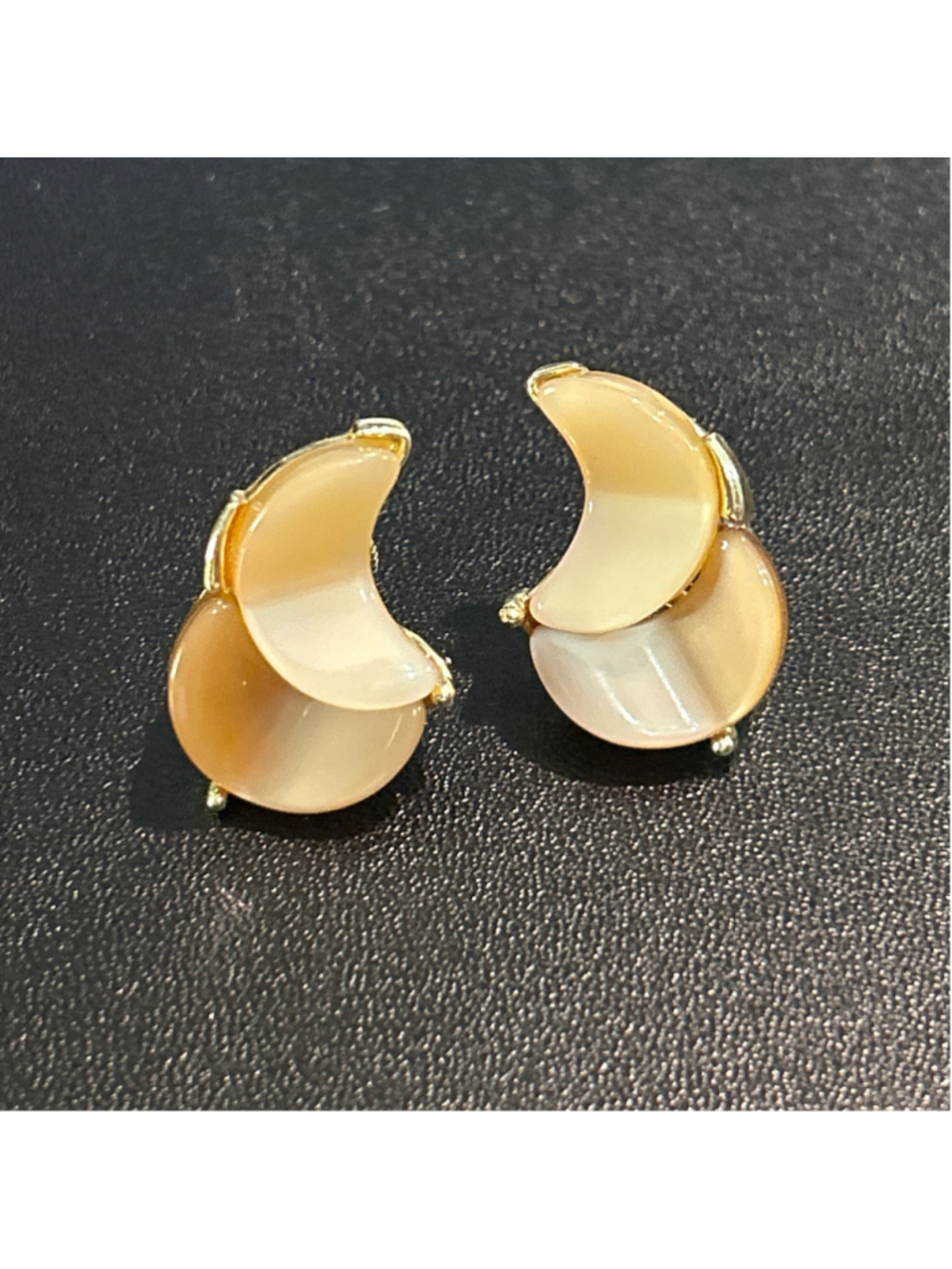 Women's Lisner Earrings thermoset lucite Beige Gold Crescent Moon Screw Back